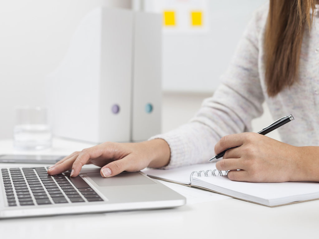 نوت‌برداری دیجیتال در مقابل نوت‌برداری دستی؛ کدام‌یک برنده‌ است؟